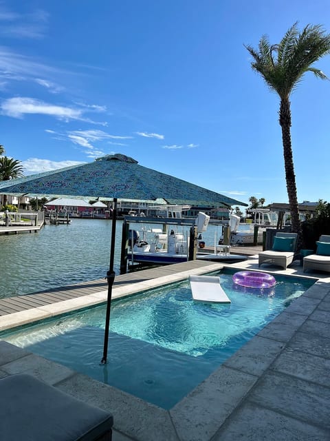 6 bedrooms, Pool! Prime Key Allegro Location! image 5