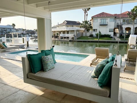 6 bedrooms, Pool! Prime Key Allegro Location! image 4