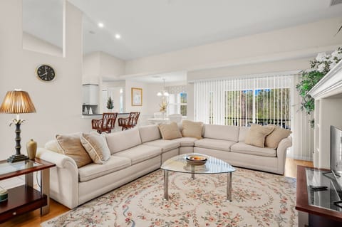 Quiet 3BD/2BA Home near Warm Mineral Springs Park image 1