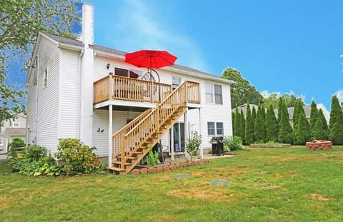 Aquidneck Beach house w/ hot tub - sleeps 10 image 4