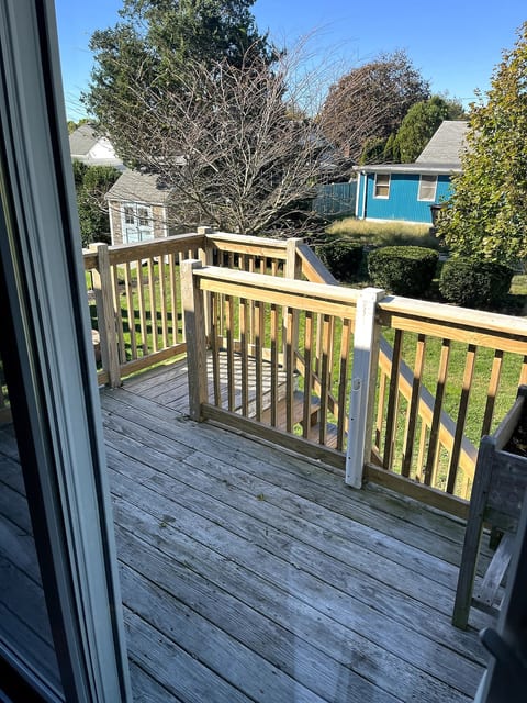 Aquidneck Beach house w/ hot tub - sleeps 10 image 5