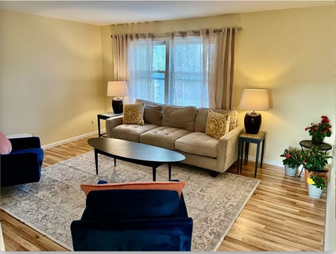 Aquidneck Beach house w/ hot tub - sleeps 10 image 2
