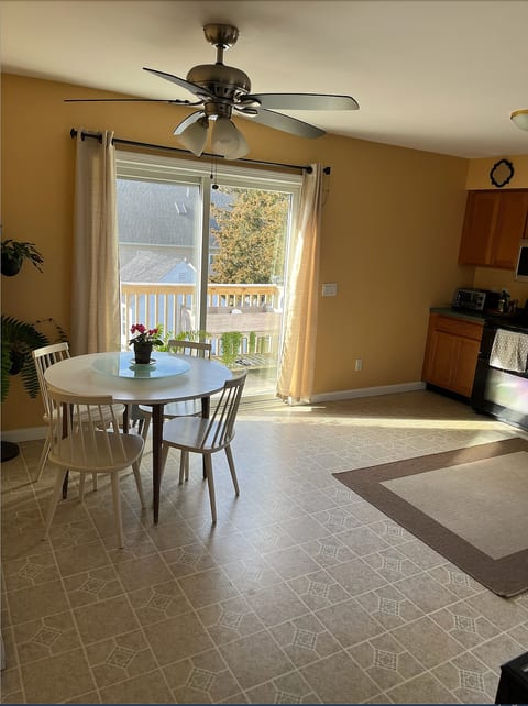 Aquidneck Beach house w/ hot tub - sleeps 10 image 3