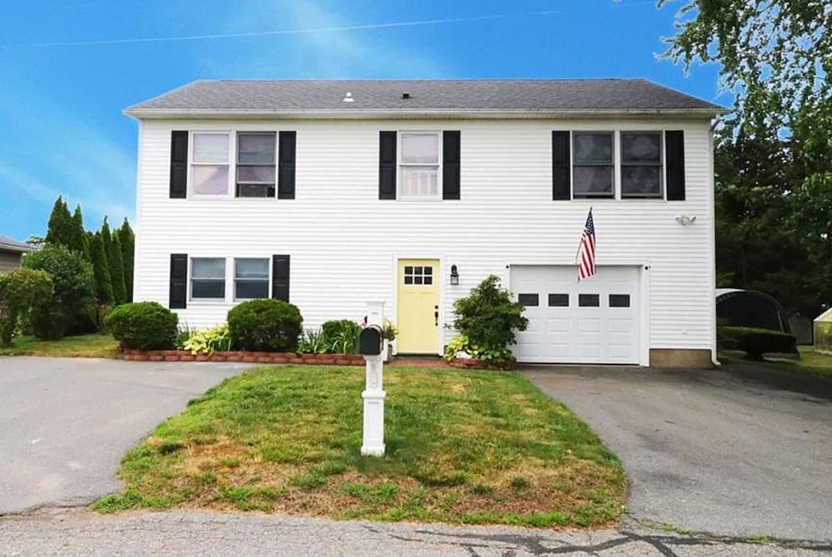 Aquidneck Beach house w/ hot tub - sleeps 10 image 1