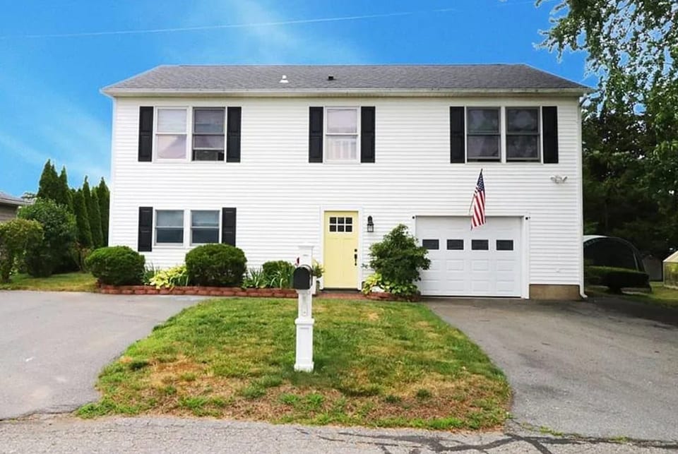 Aquidneck Beach house w/ hot tub - sleeps 10 image 1