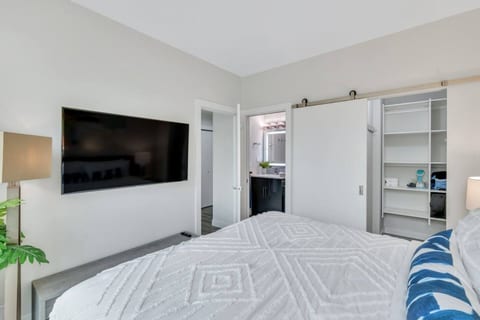 Chic & Modern King Bed with AC&WIFI&Paid Parking