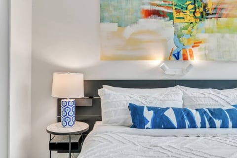Chic & Modern King Bed with AC&WIFI&Paid Parking