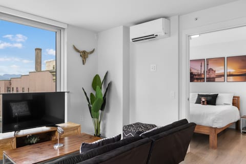 Modern 2BR in Vancouver | Richard & Pender