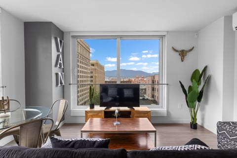 Modern 2BR in Vancouver | Richard & Pender