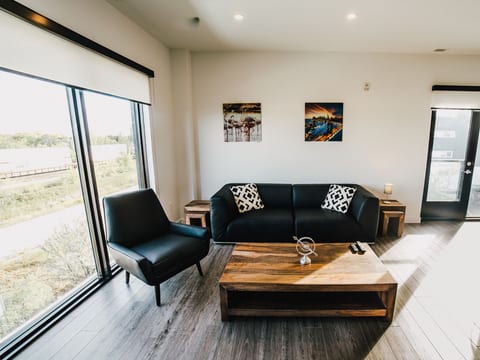 Modern 2BR Downtown Winnipeg | LXTX
