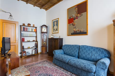 Elegant in center, I Coronari