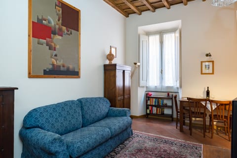Elegant in center, I Coronari