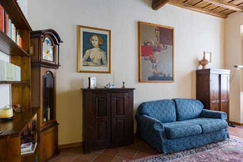 Elegant in center, I Coronari