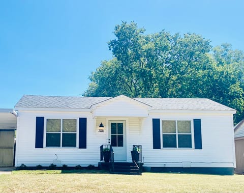 Stylish Bungalow, Close To Everything!