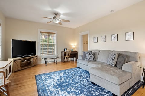 Comfortable living room w/ Roku TV