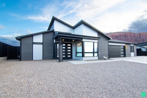 Crimson Place - Entire Home in Moab with a private pool
