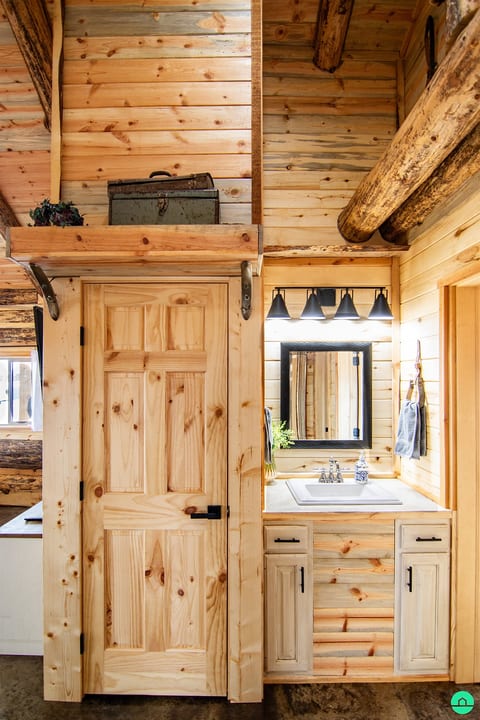 Scenic Mustang Cabin
