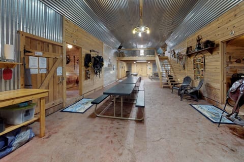 W-W: Western Town Retreat: Cabins, 20 beds, Dining & Kitchen