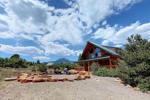 Canyon View Lodge with Campfire Bowl, Covered Decks