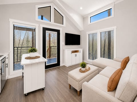 Wooded Lake Escape | The Tiny Retreat