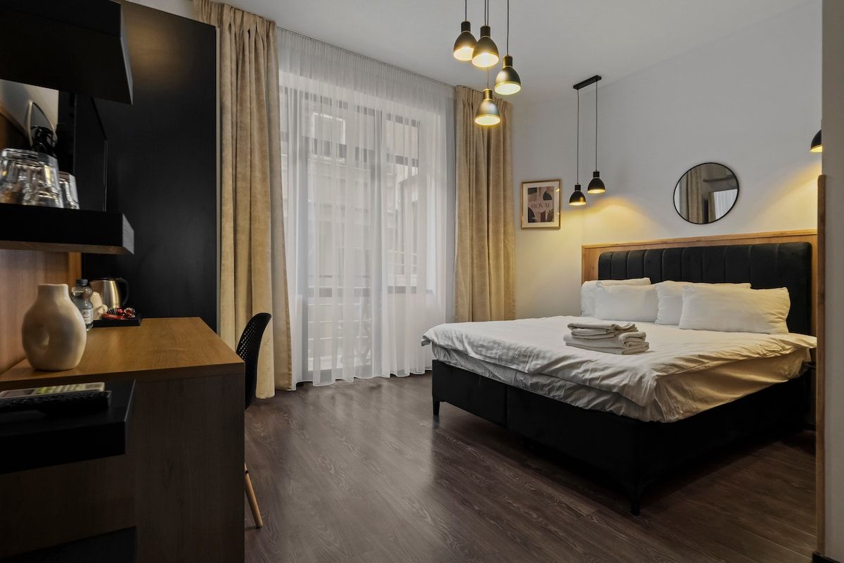 ROVAL Suite | Balcony-Yard View | Historic Centre