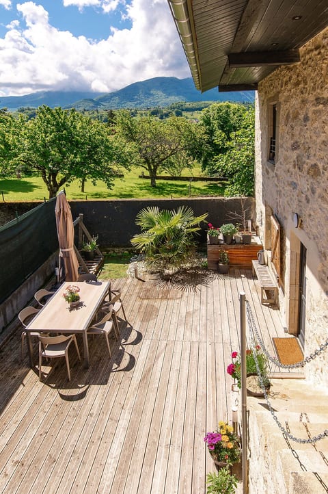 Private terrace of 45m2 with beautiful table (6-8 chairs) for your alfresco dining.
Since the shooting, the terrace has been enriched with a seating area to relax or take a nap.
The terrace is also equipped with a BBQ.