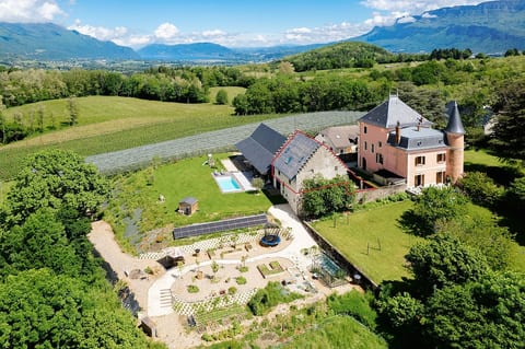 The accommodation is located in a adjoining annex to our house.
It is delimited in this photo by the red outline.
Absolute calm, in the heart of nature, on the first heights of Chambéry.
Note: Private garden and pool not accessible