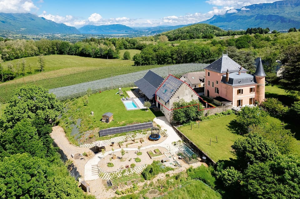 The accommodation is located in a adjoining annex to our house.
It is delimited in this photo by the red outline.
Absolute calm, in the heart of nature, on the first heights of Chambéry.
Note: Private garden and pool not accessible
