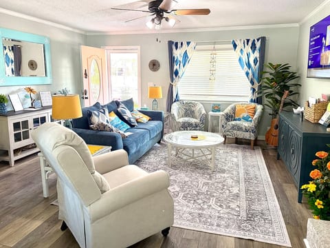 SunnyDaze Cottage: Walk to Beach, Town + Golf Cart