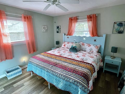SunnyDaze Cottage: Walk to Beach, Town + Golf Cart