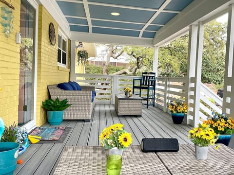 SunnyDaze Cottage: Walk to Beach, Town + Golf Cart