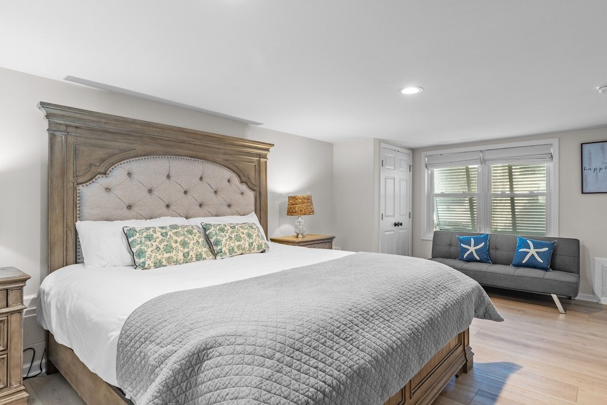 Shorr Thing Suite: Poolside Days, Hot Tub Nights, & Steps from the Sand