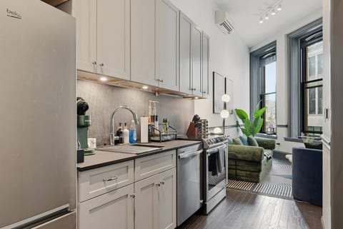 Modern 1BR Downtown Apt w/ Sofa Bed