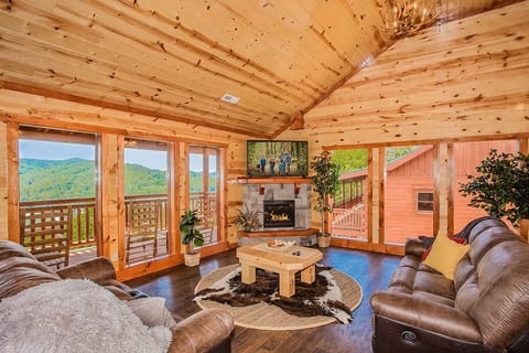 Luxury*Private Heated Pool*Amazing Views*Sleeps 24