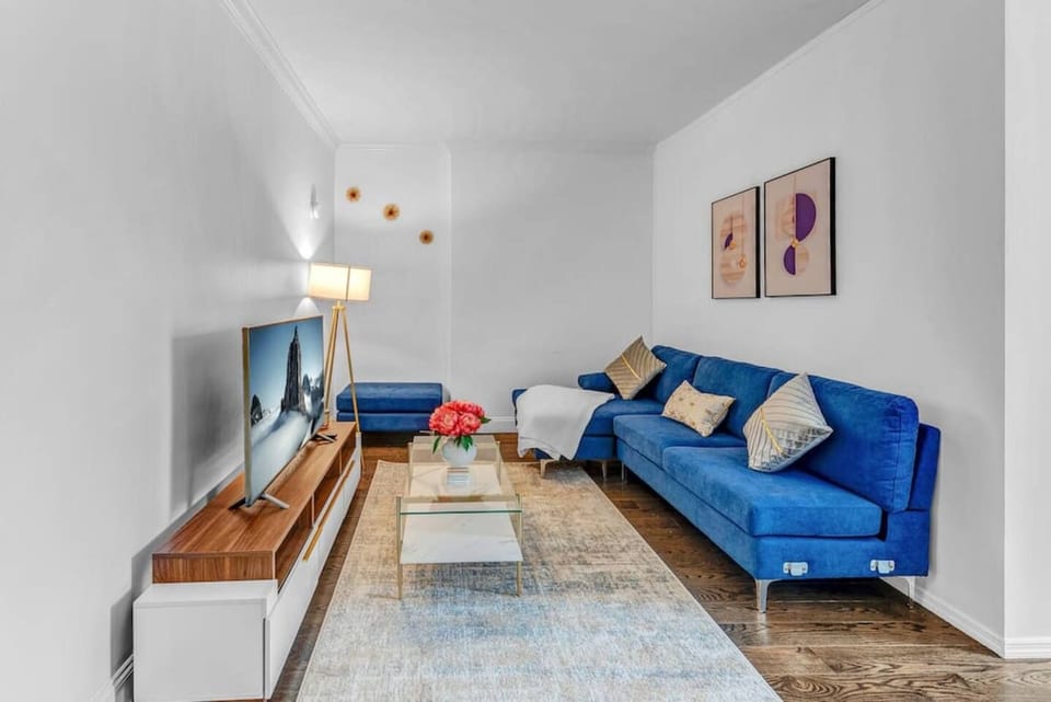 Bright Brooklyn Heights living room with hardwood floors and modern decor — steps from the East River waterfront and Brooklyn Heights Promenade.