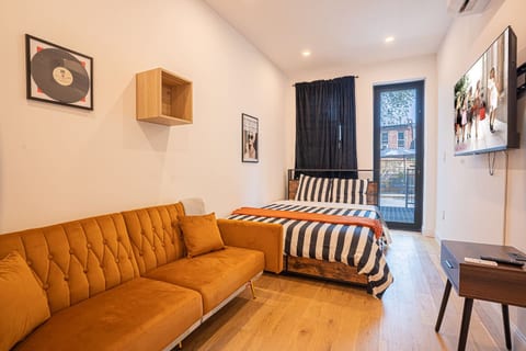 Modern Brooklyn studio featuring chic décor and a comfy queen bed for stylish urban stays