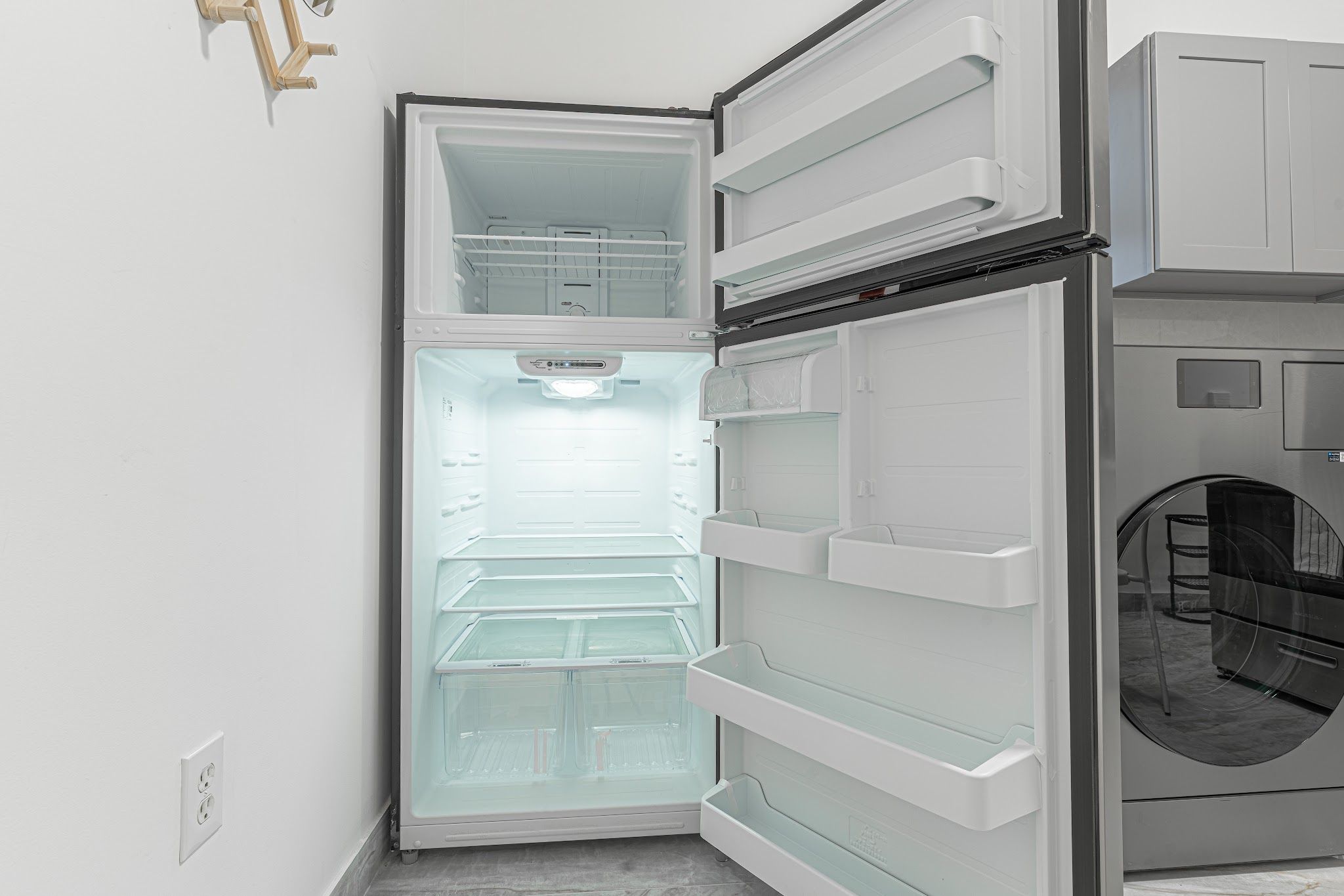 Modern 2BR minutes from LaGuardia with a full-size fridge and bright, easy-living kitchen — your central Queens home base.