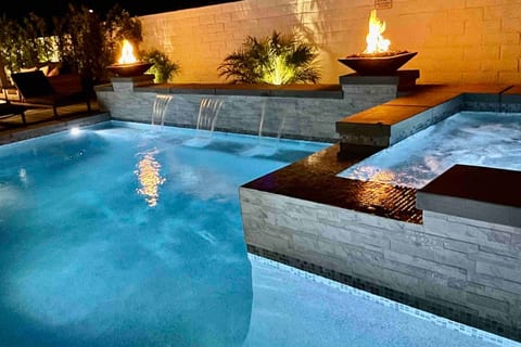 Backyard Pool Jacuzzi in Oasis Home!