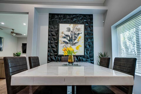 Dine In Our Palm Springs Home Near The Downtown Center.