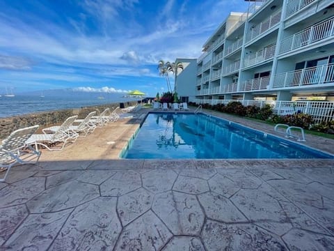 Exceptional Oceanfront Location One Bed Condo image 1
