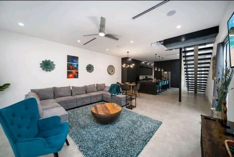 Luxury 3/4 Home in Las Olas with Pool and Hot Tub Near the Beach