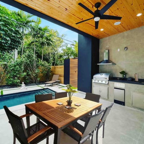 Luxury 3/4 Home in Las Olas with Pool and Hot Tub Near the Beach