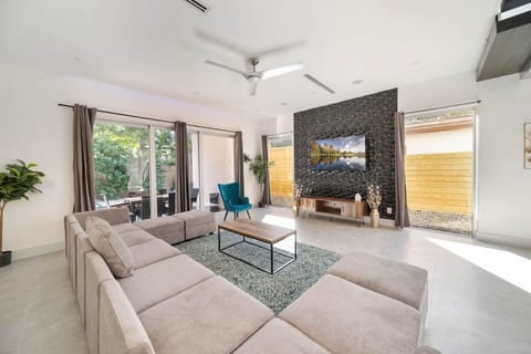 Las Olas 3/4 Zen Home with Pool and Hot Tub Near the Beach