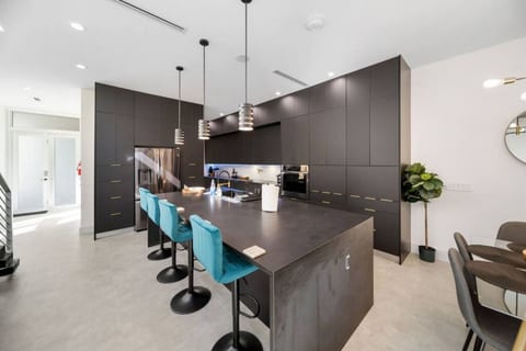 Las Olas 3/4 Zen Home with Pool and Hot Tub Near the Beach