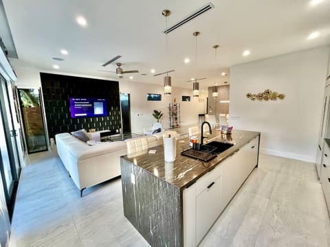 The Botanical Oasis in Las Olas with Pool Near the Beach