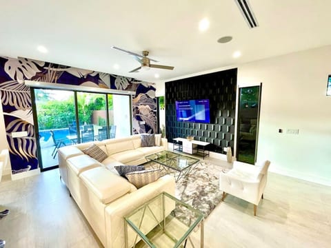 The Botanical Oasis in Las Olas with Pool Near the Beach