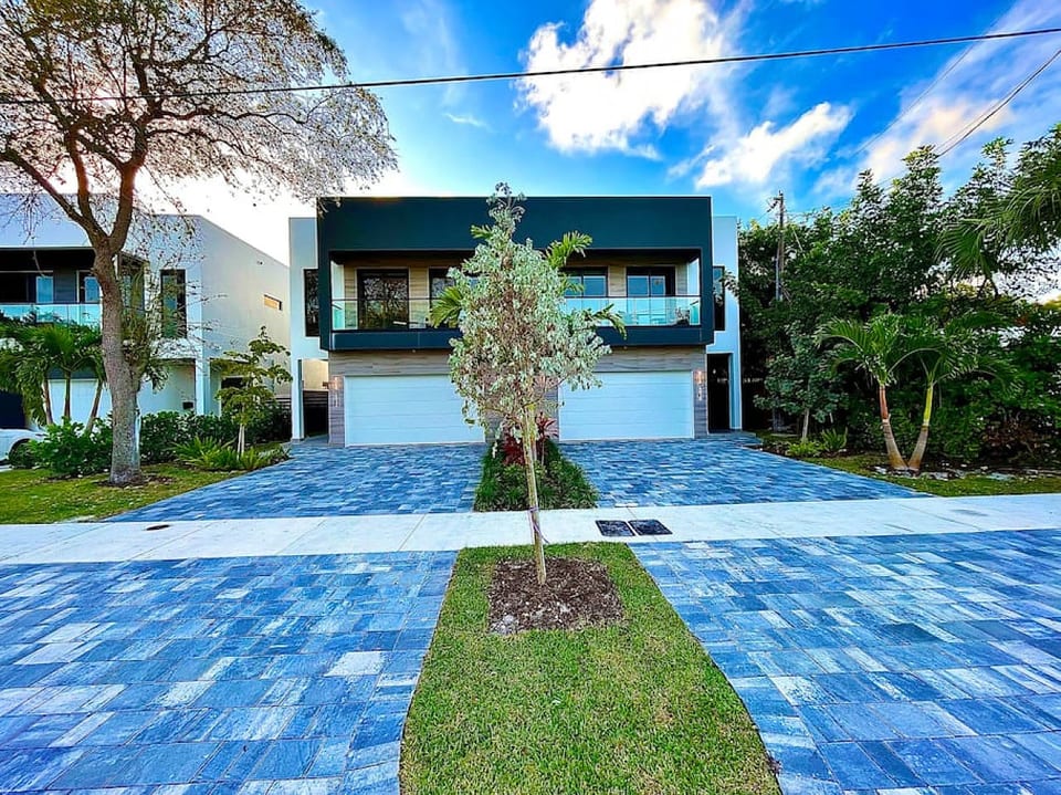 Botanical Oasis Home with 2 Pools - Fort Lauderdale