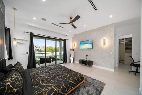 Las Olas Elements Luxury w Pool & Spa Near Beach!