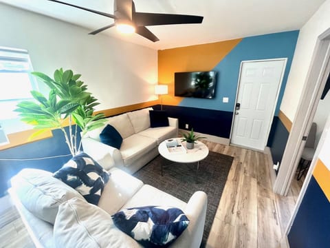 Bahama Mama 2/1 in Las Olas & Holiday Park with Hot Tub!