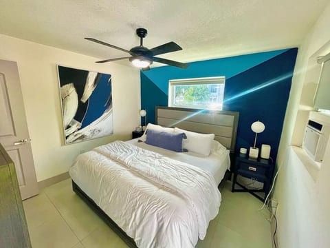 MiamiVice Las Olas Near Beach & Park with Fire Pit!